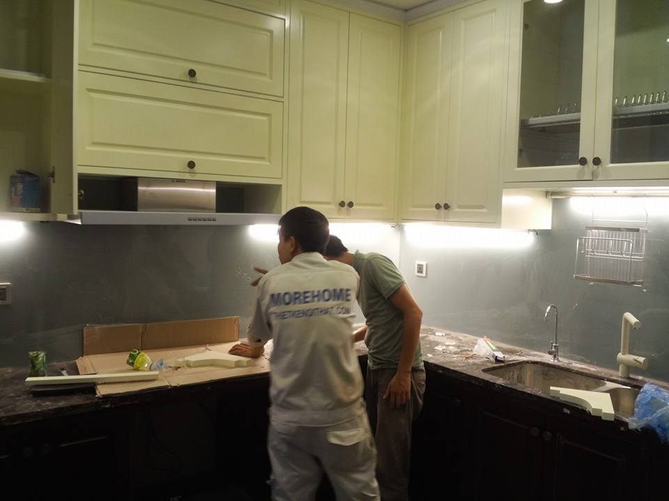 Thi công kính màu ốp bếp - màu xám